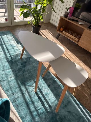 Tavoli ausiliari minimalisti in legno e bianco