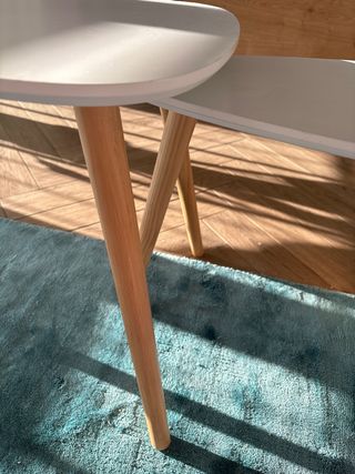 Tavoli ausiliari minimalisti in legno e bianco