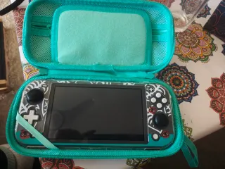 Nintendo Switch Lite negra con funda