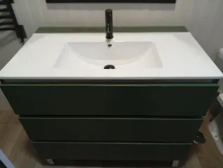 Mueble de baño con lavabo y espejo