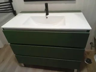 Mueble de baño con lavabo y espejo