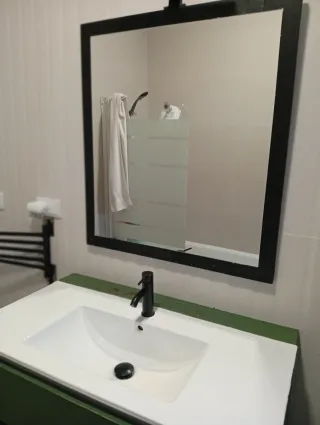 Mueble de baño con lavabo y espejo