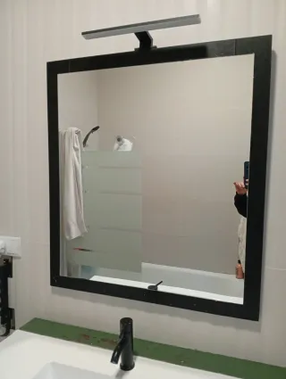 Mueble de baño con lavabo y espejo