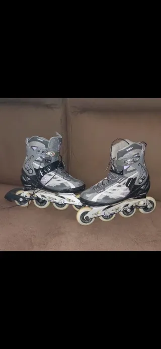 Patines en línea grises