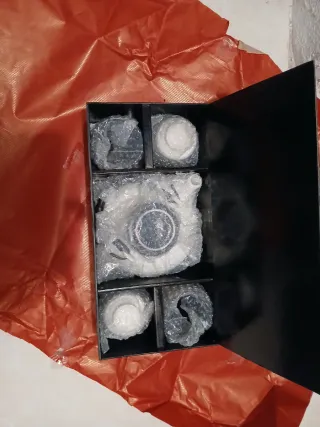 Teiera e 4 tazze in ghisa, mai usate