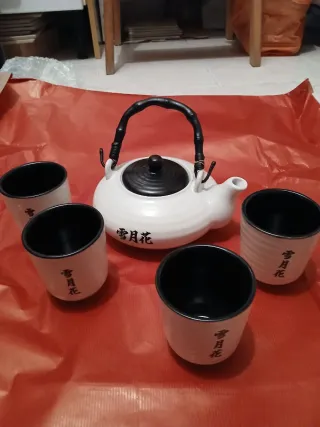 Teiera e 4 tazze in ghisa, mai usate