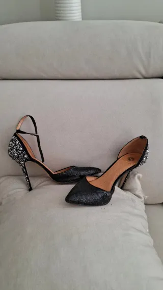 Zapatos de tacón negros con strass