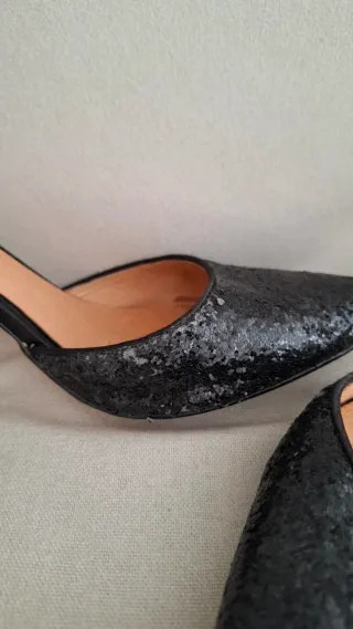 Zapatos de tacón negros con strass