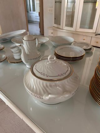 Vajilla de cerámica y porcelana dorada