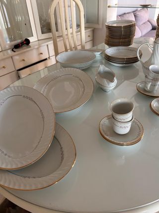 Vajilla de cerámica y porcelana dorada