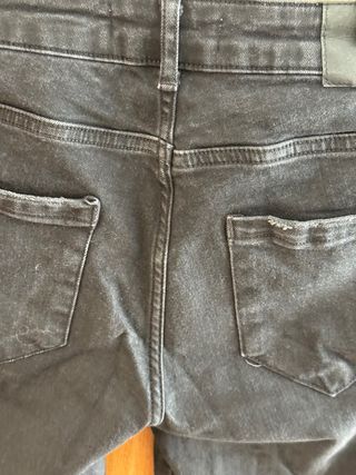 Pantalón vaquero Zara tachuelas negro T.40