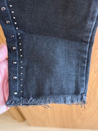 Pantalón vaquero Zara tachuelas negro T.40