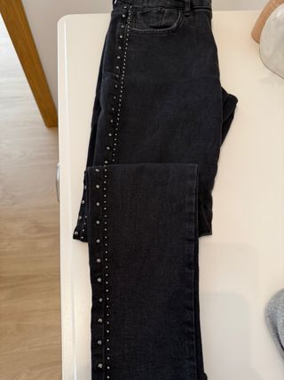 Pantalón vaquero Zara tachuelas negro T.40