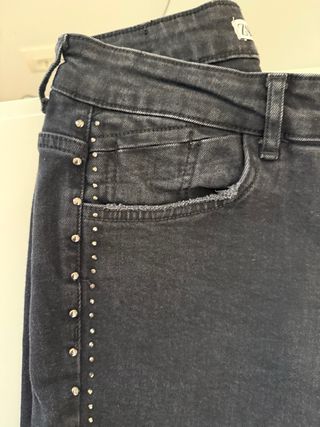 Pantalón vaquero Zara tachuelas negro T.40