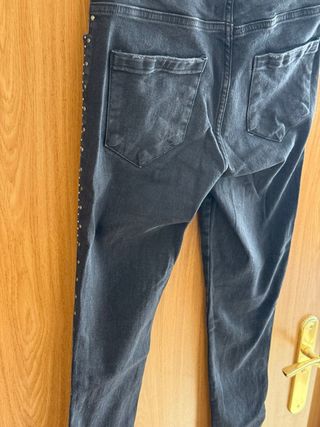 Pantalón vaquero Zara tachuelas negro T.40