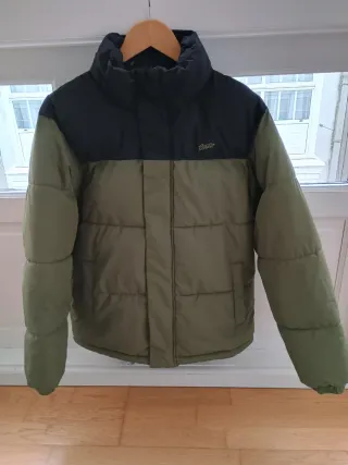 Plumífero chico Pull&Bear XS negro y verde