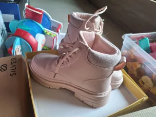 Botines rosas con cordones