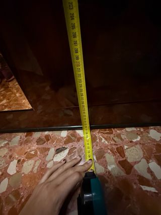 Armario de madera con puertas de espejo