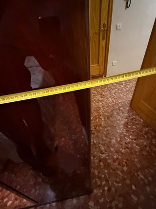 Armario de madera con puertas de espejo