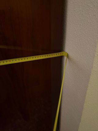 Armario de madera con puertas de espejo