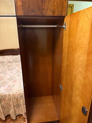 Armario de madera con puertas de espejo