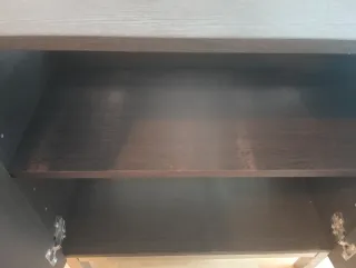 Mueble bajo lavabo con patas metálicas