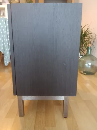 Mueble bajo lavabo con patas metálicas