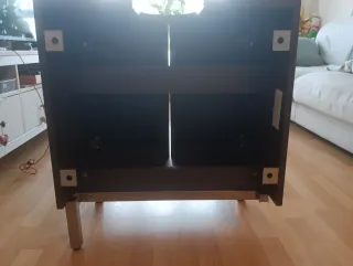 Mueble bajo lavabo con patas metálicas