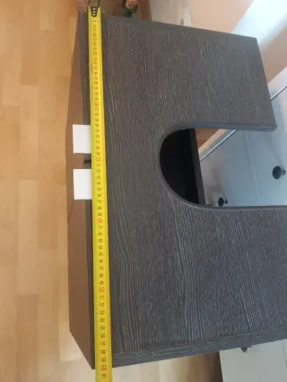 Mueble bajo lavabo con patas metálicas