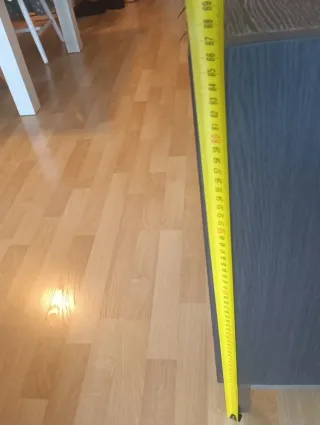 Mueble bajo lavabo con patas metálicas