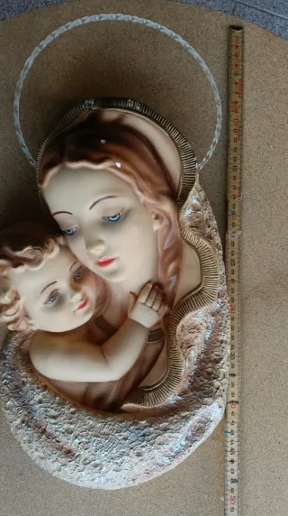 Escultura Virgen María y Niño Jesús pared. Años 50