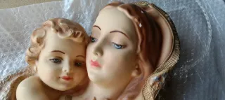 Escultura Virgen María y Niño Jesús pared. Años 50