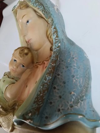 Esculturas Virgen María y Niño Jesús pared.Años 50