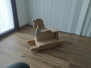 Caballito de madera artesanal