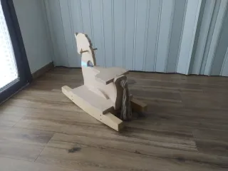 Caballito de madera artesanal