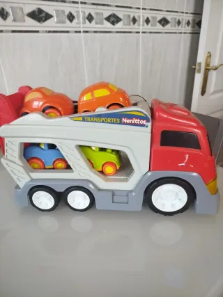 Camión transportador de juguetes Nenitos