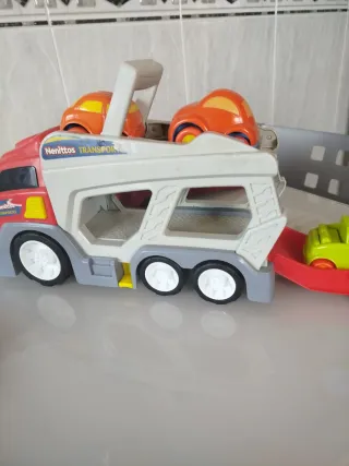 Camión transportador de juguetes Nenitos