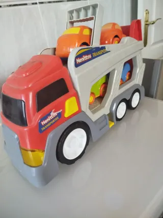 Camión transportador de juguetes Nenitos