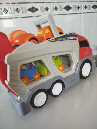 Camión transportador de juguetes Nenitos