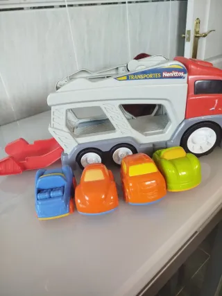Camión transportador de juguetes Nenitos