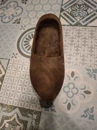 Zueco antiguo de madera