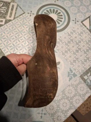 Zueco antiguo de madera