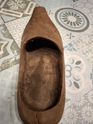 Zueco antiguo de madera