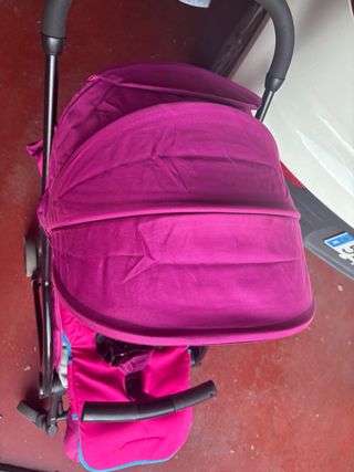 Silla de bebé rosa.en uso