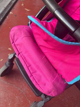 Silla de bebé rosa.en uso