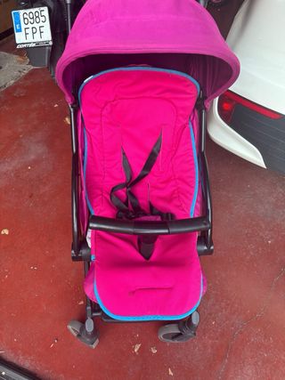 Silla de bebé rosa.en uso