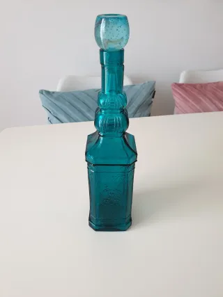Botella de cristal azul vintage