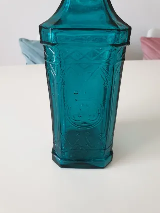 Botella de cristal azul vintage