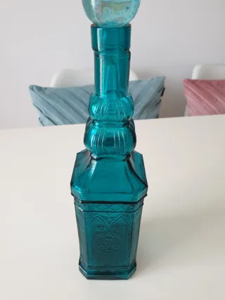 Botella de cristal azul vintage