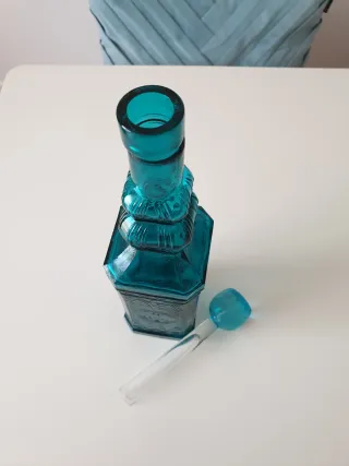 Botella de cristal azul vintage